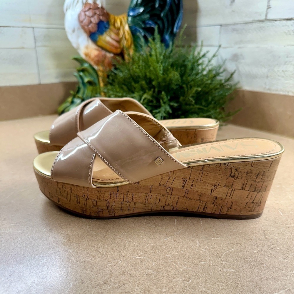 SAM&LIBBY, BEIGE PATENT,WEDGE SANDAL. CROSSOVER STRAPS ON A GOLDTRIMMED FOOTBED. - Picture 3 of 10